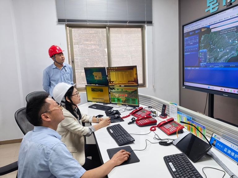 陳印輝在皂市水庫防汛帶班并督導檢查迎戰強降雨工作